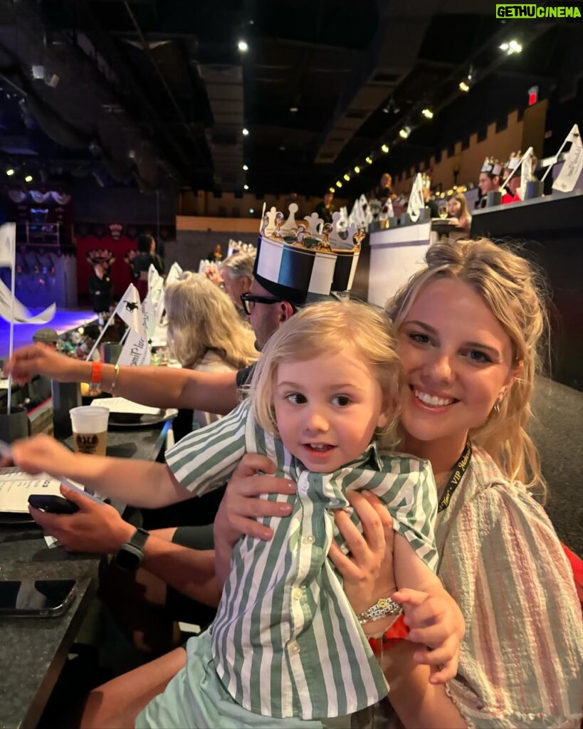 Nicole Franzel Instagram - Typical tourist things with a dinner show! 🌟 Have you been to one?! We went to medieval times. I was really happy with how healthy and happy the horses seemed. I’m a hard critic and they passed. ☺️ The show was more about their natural beauty than them being used as a prop 🙌🏼 Arrow loved it and let us know which one to try next year!