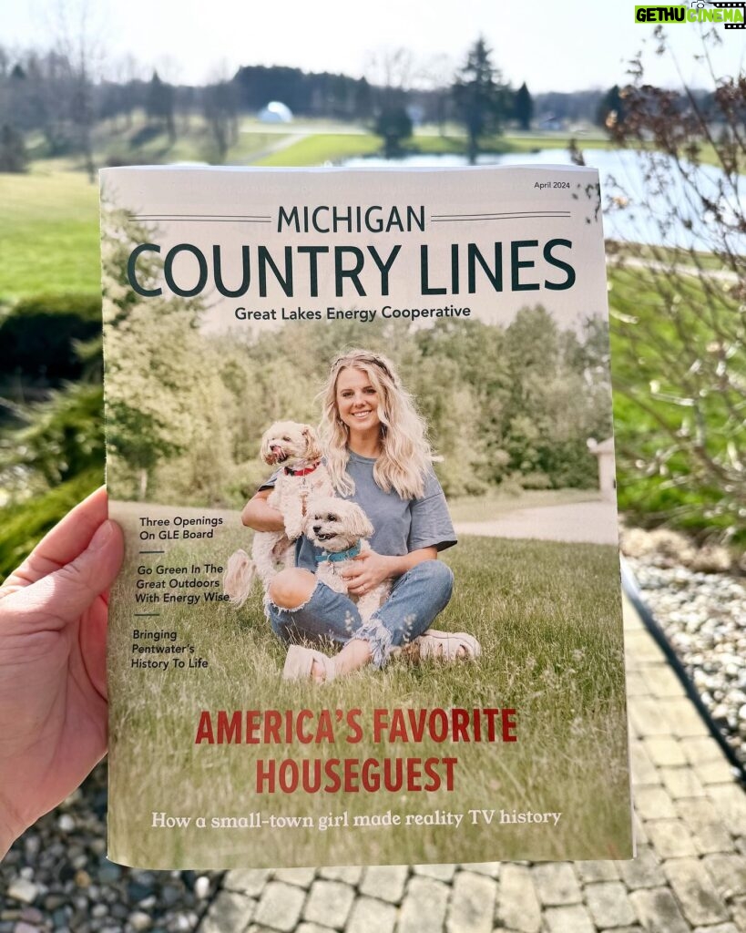 Nicole Franzel Instagram - who woulda thunk?! 👩🏼‍🌾🌾 super excited to be on the cover of a magazine with my pups 🥹 thank you God for this beautiful country life, for the many opportunities you’ve allowed me and for giving me the best parents & family. Everything good in me, is from them. 🤍