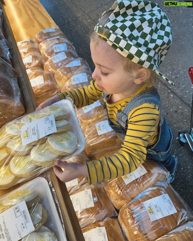 Nicole Franzel Instagram - I’m not joking when I say arrow has as much fun going to the grocery store as he does Disney world. For that I believe I’m doing a good job making the small things big. Traveling the world or playing outside barefoot, there’s really no difference to me 🩷