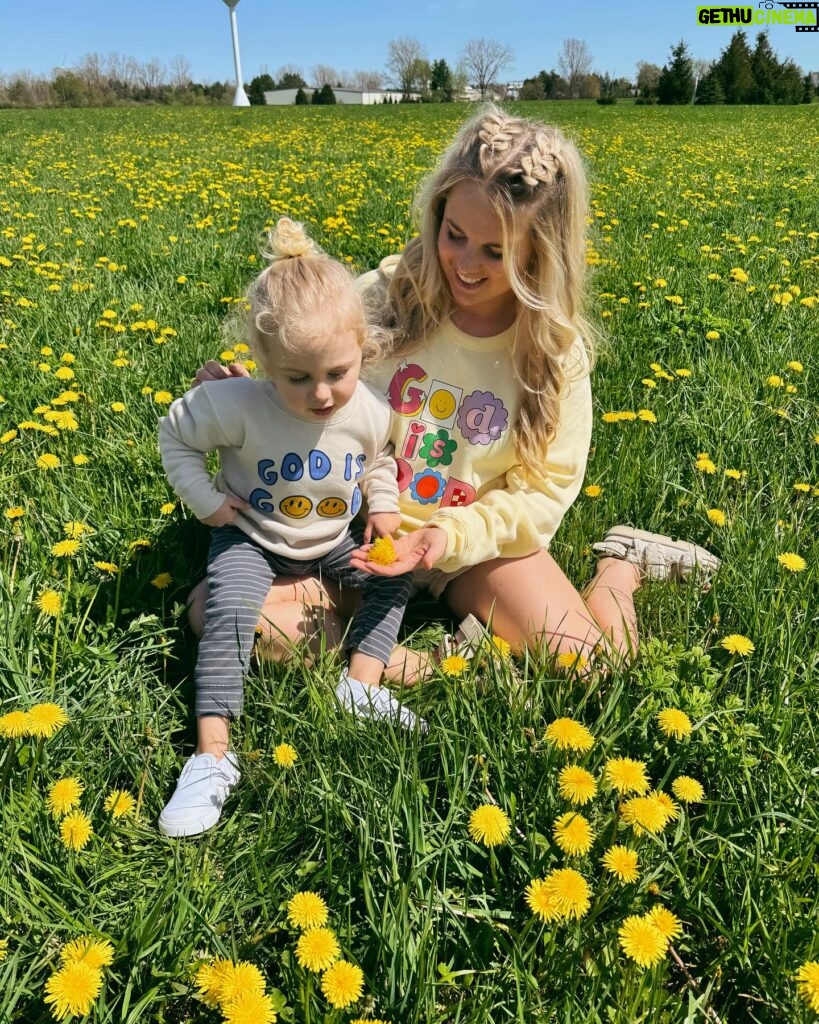 Nicole Franzel Instagram - God is good! 💛 check out the sweatshirt I personally designed (the yellow one I’m wearing)!! 😊 It’s so comfy and has the best message! Linked in photo! It’s one of a kind original design! Order yours now! 🥰 thanks for shopping small it means a lot to my heart! #GodisGood
