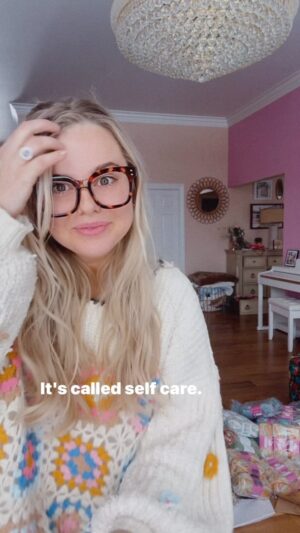 Nicole Franzel Instagram - Do you crochet?!?! 🧶 Vic was kinda annoyed with my new hobby but I told him it could be a lot worse 😜. It’s a lot better than looking at my phone 😇. (And now he’s very supportive). 🥰 what is your hobby?! Or what do you want to learn to do?! I also want to learn to do cool hair braids. 

 #crochet