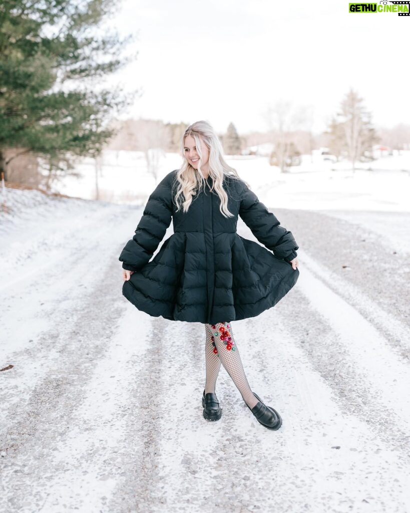 Nicole Franzel Instagram - Harsh weather conditions give way to new growth & renewal in nature 🌱. If you’re going through something tough please stay strong and lean on me and each other with this beautiful community we have on here. I am feeling strong and steady and often I’ve leaned on you—it’s my turn to let you lean on me. Life is so uncertain and everyday I find a way to distance myself from the “new normals” in the world. My heart grows stronger, my fears also grow stronger and my duty in this world becomes more clear. Winter is the season of reflection, take time to give yourself the credit you deserve. You’ve come so far. Swipe to see me 5 years ago. Paralyzed with anxiety and panic disorder. I didn’t leave the house. I couldn’t stand, I prayed for relief and I begged God for help. He answered my prayers. I am SO proud of myself for where I am now. And if it happens again I’m so much stronger and it doesn’t make me a failure. Just another hurdle to overcome. ☺️