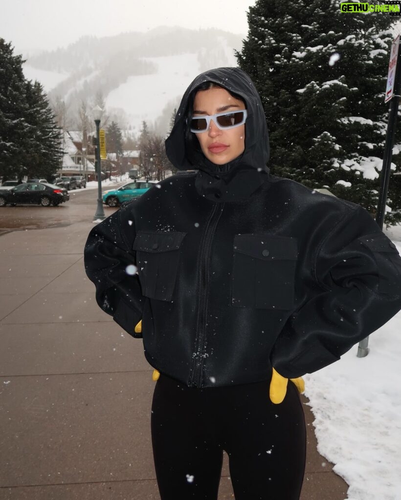 Nicole Lynn Williams Instagram - Are you team winter or summer? I LOVE the snow! Probably because I grew up that way and it feels more like home. @alo