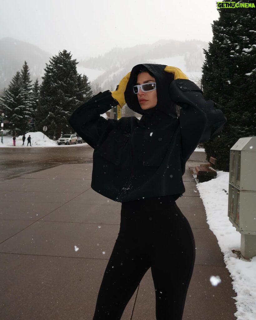 Nicole Lynn Williams Instagram - Are you team winter or summer? I LOVE the snow! Probably because I grew up that way and it feels more like home. @alo