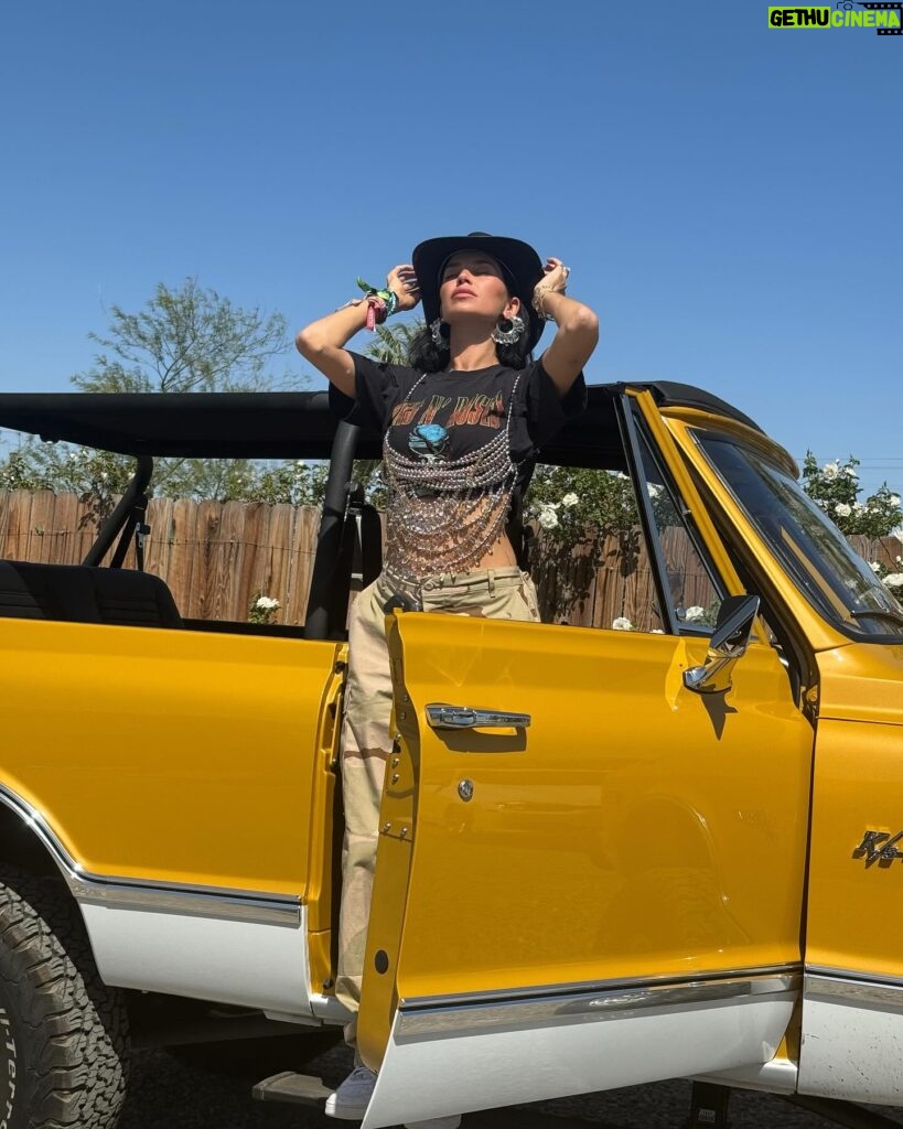 Nicole Lynn Williams Instagram - Living my best desert life 🌵 🤠 Custom Beaded Bra and earrings @jesuisjeniece @jeblancisalive