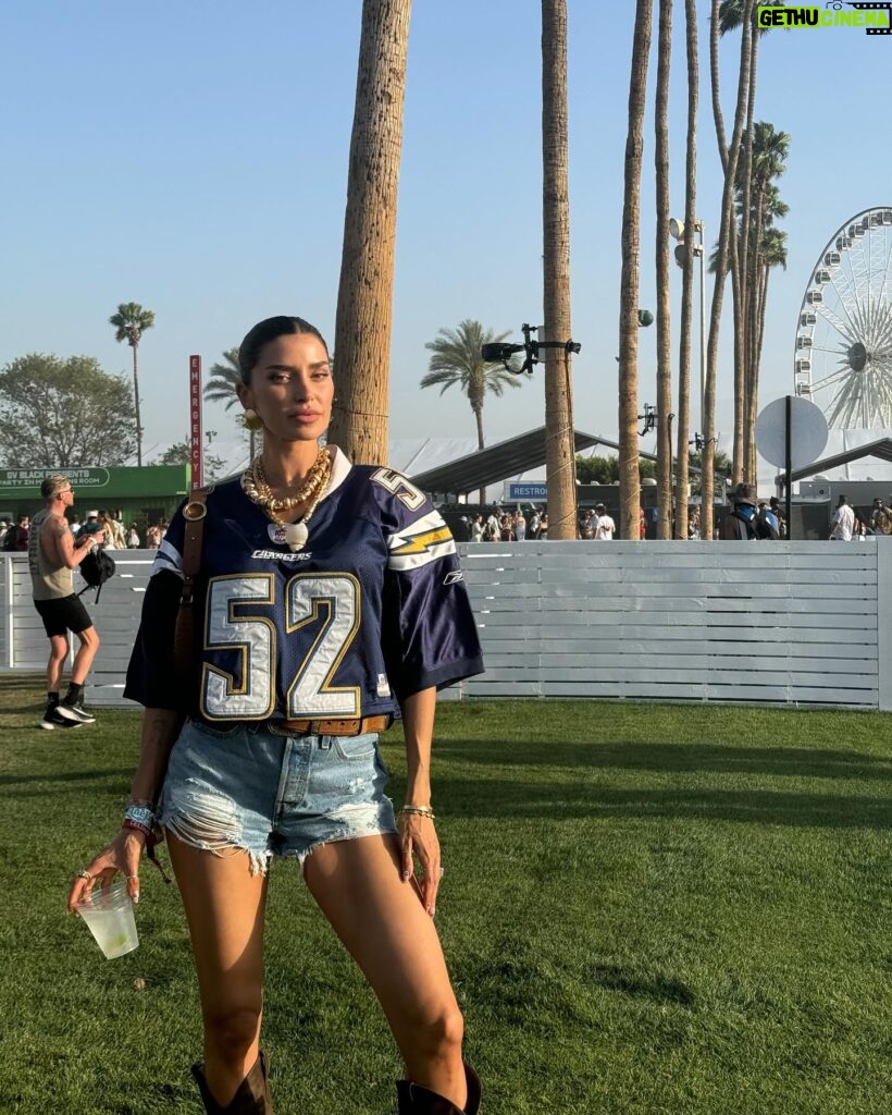 Nicole Lynn Williams Instagram - Back like I never left 🎡🌸✌🏼 #coachella #festival #52 Custom hubby jersey @frankiecollective