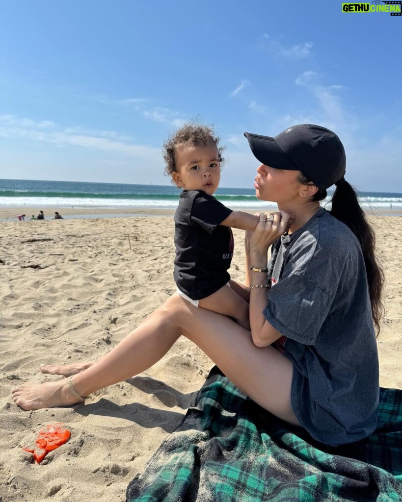 Nicole Lynn Williams Instagram - My little beach baby 🤙🏽🌞🌊