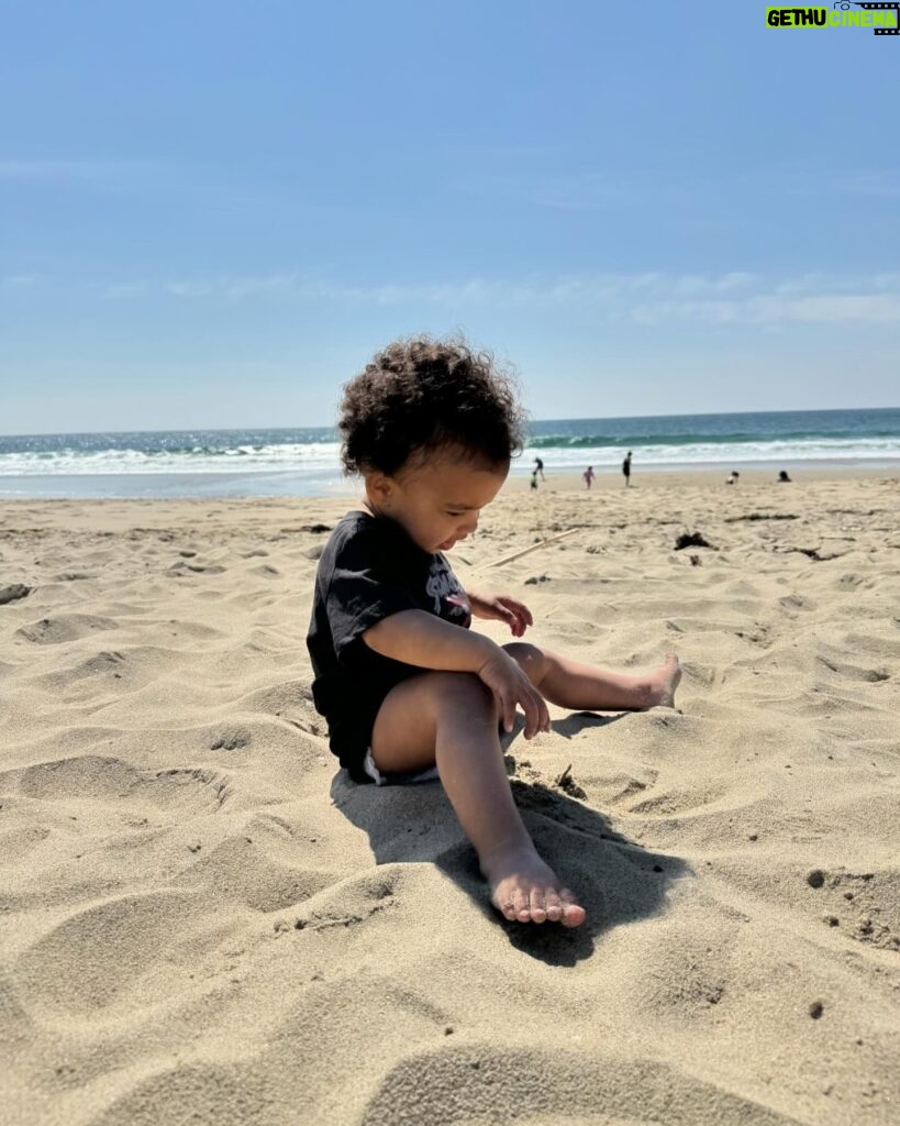 Nicole Lynn Williams Instagram - My little beach baby 🤙🏽🌞🌊