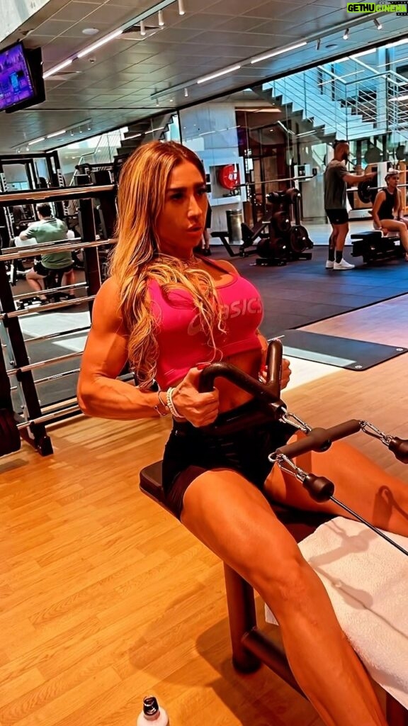 Nicole Moreno Instagram - La fuerza no viene de una capacidad física. Viene de una voluntad indomable 💪 . Lindo viernes para todos 🤍 #Fitnessmotivation #Fitmodel #estilodevida