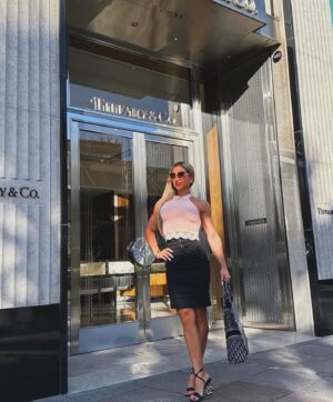 Nicole Moreno Instagram - Todo tiene su tiempo y lugar 👐🏻✨ 
#moda #tendencia #outfits #jueves