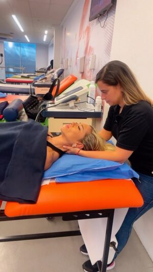 Nicole Moreno Instagram - Primer día de Rehabilitación 
Dios le da
Las peores batallas 
A sus mejores Guerreros ✨💪✨ 
Gracias por el cariño de todos los profesionales en el día de hoy. Y también a mi traumatólogo @doctordolz 
#recuperacion #dia1 #accidente #fitnessmotivation #vamosquevamos  #pasion #respeto #atleta #bikinnifitness