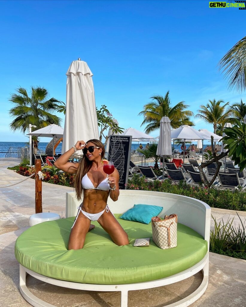 Nicole Moreno Instagram - Celebración Cumple 💫🤍 #elregalodeseado #travel #caribe #beach #celebracion6 @chilmextravel @karen_reyes_p @dreamsnatura