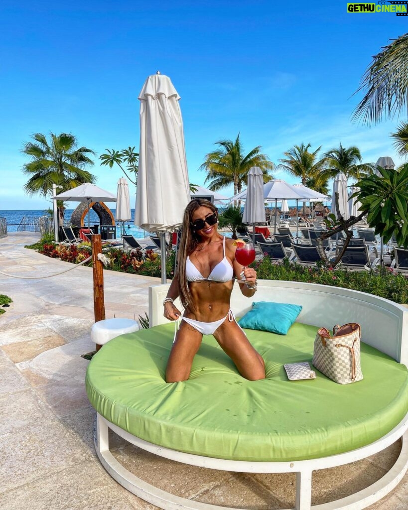 Nicole Moreno Instagram - Celebración Cumple 💫🤍 #elregalodeseado #travel #caribe #beach #celebracion6 @chilmextravel @karen_reyes_p @dreamsnatura