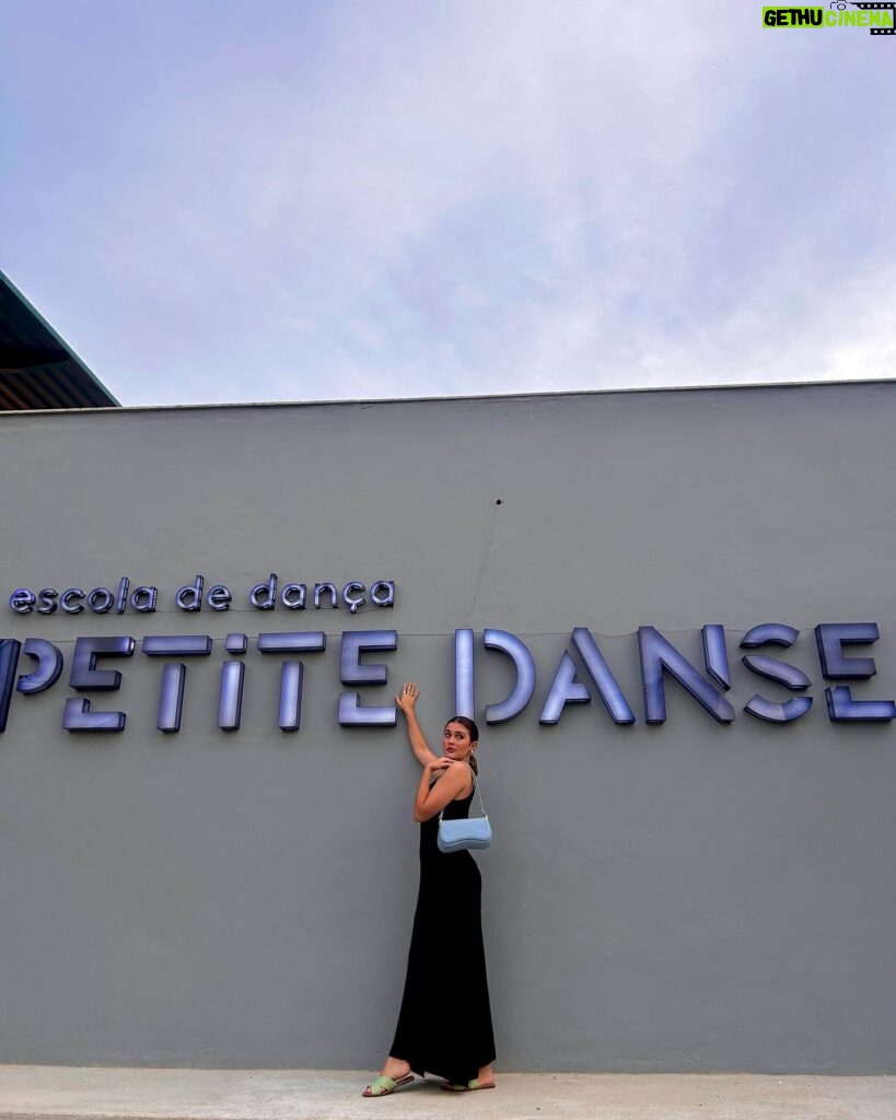 Nicole Orsini Instagram - ootd com minha bolsa liinda @jwpei_official pra ir na minha aula de dança na @petitedanse 🩵✨ #jwpei cupom de desconto de 12%: BR23NICOLE look 👗 @deliriyou