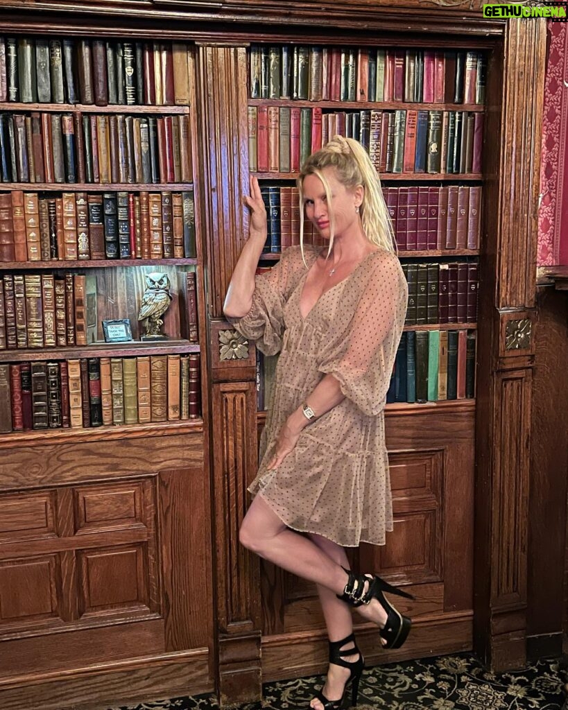 Nicollette Sheridan Instagram - The magicians assistant! An awe inspiring night of illusion and laughter at The Magic Castle 🎩🪄🐇… Thank you 🙏 @dannyscottmagic @dzmagi @jimmyvanpatten ❤️❤️❤️@magiccastlehollywood