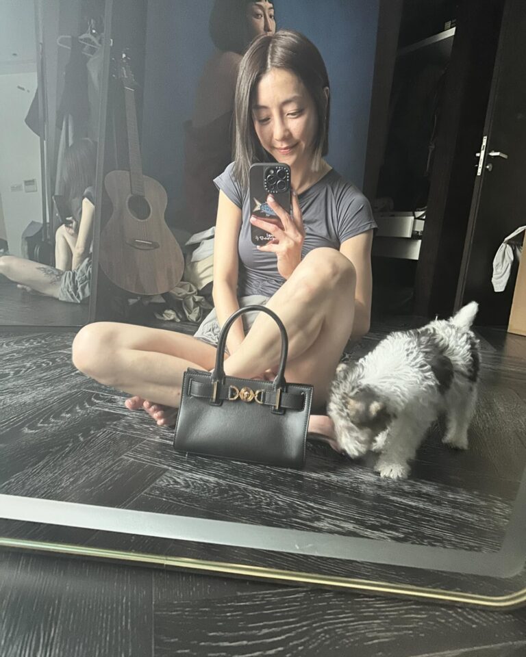 Nikki Hsieh Instagram - 每天為了你 早起把屎把尿當傭人 還要被你兇 更別說有獨處的時間🥲