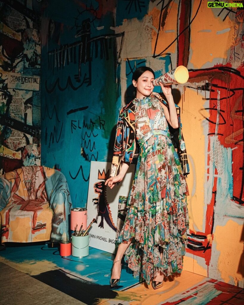 Nikki Hsieh Instagram - 將藝術化為現實  將傳統創意顛覆 色彩鮮明奔放不受拘束 完美呈現藝術和時尚結合 @aliceandolivia @basquiatkingpleasure