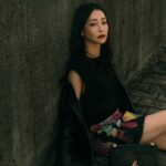 Nikki Hsieh Instagram - 一直很欣賞塗鴉的藝術風格 看似隨性但充滿戲劇性的張力 這種不拘的生猛力量   總是特別吸引我的目光 在低調中加上塗鴉的線條與色彩 讓我也成為平常街上的一抹風景吧 @agnesb_officiel #agnesb #agnesb_tw #agnesbfemme #agnesb_officiel