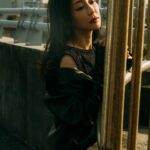 Nikki Hsieh Instagram - 一直很欣賞塗鴉的藝術風格 看似隨性但充滿戲劇性的張力 這種不拘的生猛力量   總是特別吸引我的目光 在低調中加上塗鴉的線條與色彩 讓我也成為平常街上的一抹風景吧 @agnesb_officiel #agnesb #agnesb_tw #agnesbfemme #agnesb_officiel