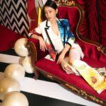 Nikki Hsieh Instagram - 很喜歡alice olivia 的設計理念和品牌精神不僅注重時尚，更注重女性的自信和獨立。穿上alice olivia 的服裝，是一種自信的展現。 alice olivia SOGO 旗艦店開幕發表會 謝謝邀約🧡 @aliceandolivia @aliceandolivia_tw #黑白舞會 #encourageselfexpression