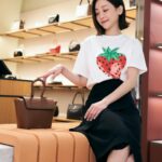 Nikki Hsieh Instagram - 提醒自己能有顆像草莓🍓般新鮮活力的心 放鬆地去品嚐各種事物酸甜 保持愉悅開放的生活方式 就能擁有屬於自己的香甜美好 這樣的日子也能特別明亮開心 @BALLY  #BALLY #Bally2024春夏系列 #BALLY忠孝SOGO專門店2F重新開幕