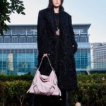 Nikki Hsieh Instagram - 喜歡這ㄧ身剪裁俐落的洋裝 喜歡被羊毛大衣緊緊包裏住 不用煩惱出外參加派對時寒流來搗蛋 let’s go 一起迎接2024 ! 💕 @givenchy #givenchy #givenchyvoyou #givenchysharklock #紀梵希微風南山限定店