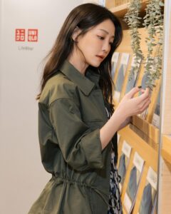 Nikki Hsieh Instagram - 今天被問到新的一年對自己的期許 我想應該就是在已經足夠了解自己的狀態下 帶著自信與輕鬆的心情 嘗試更多新的生活樣貌 就像今天穿上UNIQLO：Ｃ系列 平常很少嘗試的飄逸洋裝 配上放在我身上一直都很合理的短版軍裝外套 新鮮又輕盈 這就是今年想給大家的感覺😊 @uniqlo_taiwan #UNIQLO #UNIQLOLIFEWEAR #uniqlook#UNIQLO2024春夏系列登場 #輕迎新生活#EaseintoLightness #UniqloC