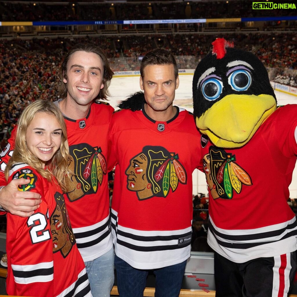 Nikki Roumel Instagram - Huge thanks to the @nhlblackhawks for hosting the Cast & Crew of “You Don’t Belong Here”! What an awesome experience.