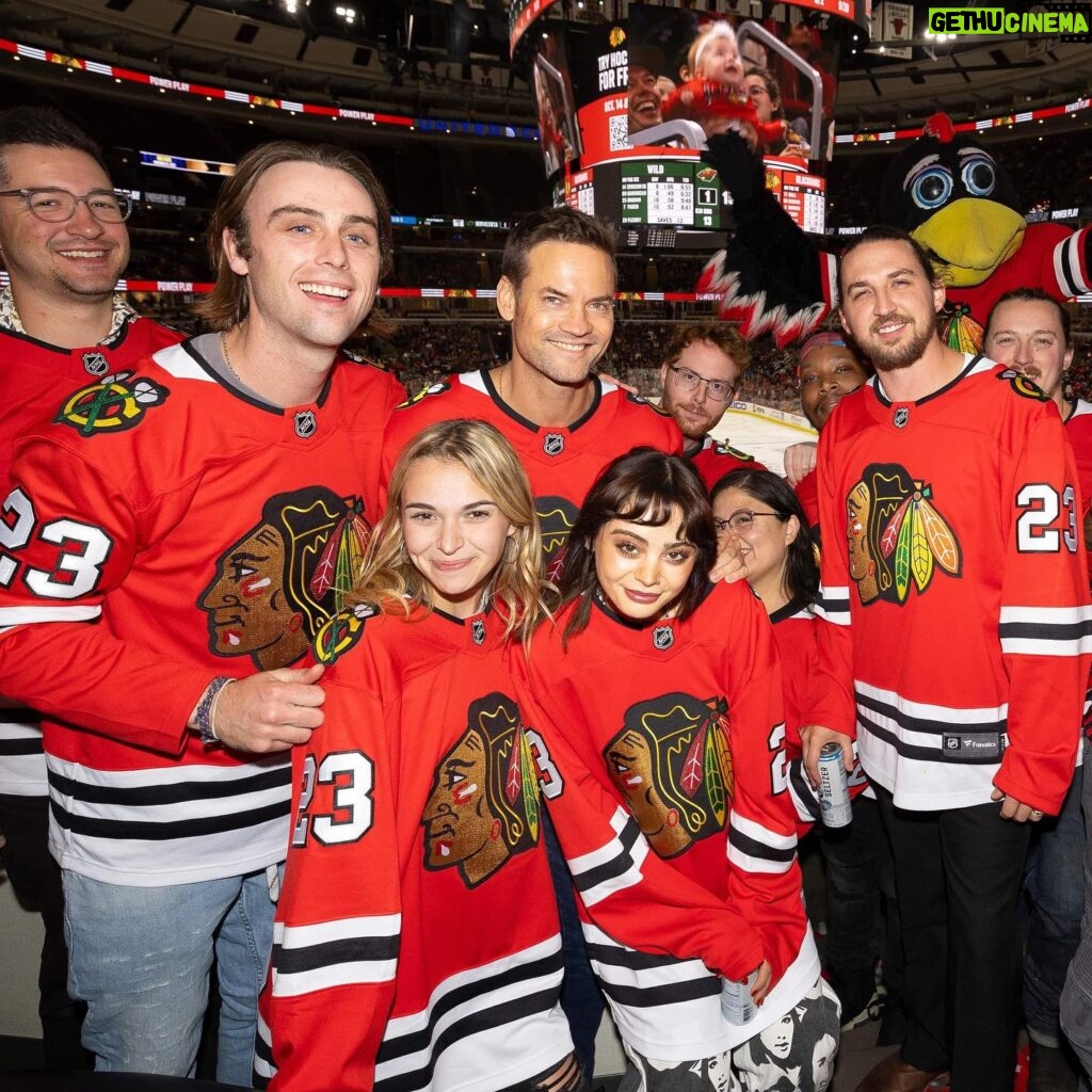 Nikki Roumel Instagram - Huge thanks to the @nhlblackhawks for hosting the Cast & Crew of “You Don’t Belong Here”! What an awesome experience.