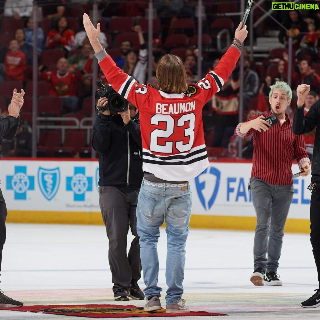 Nikki Roumel Instagram - Huge thanks to the @nhlblackhawks for hosting the Cast & Crew of “You Don’t Belong Here”! What an awesome experience.