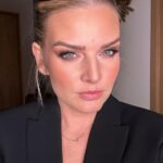 Nikol Štíbrová Instagram - Nevím, jak vy, ale já vždycky všecko vymyslim ve sprše. Dneska mě napadlo, že tu chybí taková nějaká STK pro matky. Hele jo - většinou se ti podaří sehnat hlídání jen jednou za uherák a pak se musíš rozhodnout, jestli si skočíš ke kadeřnici, nebo na pedikúru, nebo si teda konečně zajdeš k zubaři s tou debilní osmičkou, nebo chceš jen někde sedět, cpát se pizzou a tiše soudit lidi, co chodí kolem. Tak tohle STK by bylo všecko pod jednou střechou. Za jeden den bys stihla všecko. Kadeřnice, manikérka, masérka, kosmetička, stomatolog, psychiatr, astrolog, všichni by se na tobě střídali, do toho by ti pouštěli tvoje oblíbený songy nebo filmy, nosili pizzu, sushi, flank steak, becherovku, prostě by to byl komplet servis, a domu bys dorazila úplně jako nová. A asi lehce namol, ale to neva. Ideálně by ses objednala s kámoškou, abyste během toho krásnýho dne zhodnotily životy všech ostatních kámošek. Nechce se toho někdo ujmout? A kdy můžu přijít? Foto ilustrační, rozhodně ne dnešní. Ani zejtřejší.
