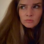 Nikol Štíbrová Instagram - Takovýto, když se vrátíš z práce dřív, než bylo v plánu… …a on ti leží na Pranamatce. Ale tak - je to matka, kterou jsem ještě schopná tolerovat. Tuhle podložku nám před časem věnoval @dvorak155 a my si ji teda zamilovali. Nejen, že se na ní rádi válíme, ale taky ji podstrkujeme návštěvám a hecujeme, kdo na ni vydrží stát bosýma nohama dýl. Je skvělá na bolesti zad, na stres, únavu. Vřele doporučuju vyzkoušet na vlastní holou kůži. Na trhu je několik podobných výrobků, a důvodů, proč Pranamatka patří mezi ty dražší, je hned několik: všechny ostatní konkurence jsou made in China (těžko říct, z jakého plastu jsou vyrobeny), Pranamat se vyrábí v EU bez pomoci dětí, používá Hips plast. Je 100% bezpečný na dotek s lidským tělem, stejně jako všechny ostatní materiály, které jsou přírodní, včetně barev. Nepoužívají lepidlo na lotosy - používají techniku sváření, lotosové květy mají dokonce patent, jsou to ty nejlepší akupresurní jehličky. Všechny účinky jsou klinicky ověřeny. Takže asi čekáte na kód - kód je NIKOL :) Na webu @pranamat_cz to bude znamenat 30% na celotělový set a 25% na základní sety. Platí do 12.11 23:59, pak bude sleva přes můj kód nižší. Jo a pokud nebudete s Pranamatkou spokojený, do 30 ti dnů ji můžete vrátit. 🙌🏻 #pranamat #spoluprace