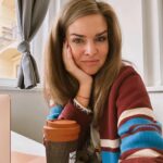 Nikol Štíbrová Instagram - Tak. Mám kancelář. Začíná to bejt vážný. Děje se toho strašně moc, ale vlastně zatim moc nemám co vám ukázat. Tak jen hlásim, že Nadační fond Radovan už existuje a brzy snad začne rozdávat radost. Trošku doufám, že se kolem Radovana vytvoří stejná komunita lidí, stejná rodina, jako mám tady na instagramu. Protože vy jste ta hybná síla, která umí měnit životy. 🙌🏻❤️ Děkuju @petrleitgeb , žes mě k tomu nenápadně a nenásilně dopostrčil. A že mi trpělivě vysvětluješ některý administrativní věci, na který já jsem prostě blbec. A nakonec to radši zajedeš vyřídit sám 😅. Děkuju @madlove.cz , který pro nás dělaj první poslední, @nakupnadobro , se kterejma plánujem velký věci, a taky @daveprochazka za brífingy, moc si toho vážim. A samozřejmě @linda_d5 you know ❤️. #opravdusenecochysta #nfRadovan