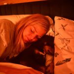 Nikol Štíbrová Instagram - “Mami a kolik ti dneska je?” ” 37. Narodila sem se v roce 1986.” “A teď je kolik rok?” “2023.” “Mami?” “No?” “Na tenhle rok sem čekal. Miluju. Je neskutečnej.” Foto a mantra by Radovan ❤️
