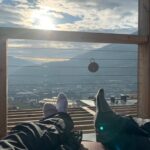 Nikol Štíbrová Instagram - 4 roky. 4 roky, co jsem napsala dlouholetému kamarádovi Petrovi, že bych vyrazila do Alp na lyže, ale nemám s kym. A on že by teda jel. Muž činu. Jako vždy. Tak jsem ho 25.prosince vyzvedla a vyrazilo se. V Německu jsem se ho zeptala, jestli má v plánu se nějak usadit a jak to má se svatbou, v Rakousku, jestli chce mít děti, bo když jste single máma, tak neni čas na hrdinství a je třeba ptát se kdo je kdo, v Itálii jsme pak vypili pár slivovic a aperolků, slupli jsme spolu to nejjemnějc nakrájený lardo, což byl sakra intenzivní zážitek hned takhle zkraje vztahu, no a když jsme se vrátili z Itošky, Péťa už si tašku vybalil rovnou k nám. I s těma lyžema. Děkuju, žes mě tenkrát vyvez ❤️