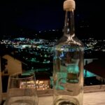 Nikol Štíbrová Instagram - 4 roky. 4 roky, co jsem napsala dlouholetému kamarádovi Petrovi, že bych vyrazila do Alp na lyže, ale nemám s kym. A on že by teda jel. Muž činu. Jako vždy. Tak jsem ho 25.prosince vyzvedla a vyrazilo se. V Německu jsem se ho zeptala, jestli má v plánu se nějak usadit a jak to má se svatbou, v Rakousku, jestli chce mít děti, bo když jste single máma, tak neni čas na hrdinství a je třeba ptát se kdo je kdo, v Itálii jsme pak vypili pár slivovic a aperolků, slupli jsme spolu to nejjemnějc nakrájený lardo, což byl sakra intenzivní zážitek hned takhle zkraje vztahu, no a když jsme se vrátili z Itošky, Péťa už si tašku vybalil rovnou k nám. I s těma lyžema. Děkuju, žes mě tenkrát vyvez ❤️