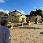 Nikol Štíbrová Instagram - S babi Lídou ve Františkovejch Lázních. Během cesty mi vyprávěla o všech místech, kterejma sme projížděly. Kde teče jaká říčka, kde je jakej kopec, kudy všude už chodila s turistickym oddílem, jaká je historie toho a onoho… “Teď si čoveče nemůžu vzpomenout na toho architekta od Masaryka, víš ten Slovinec, jak dělal i na Pražskym hradu…taky ti někdy úplně něco vypadne z hlavy?” “Taky, babi.” 92 let. Mám se co učit.