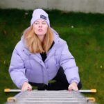 Nikol Štíbrová Instagram - Už několik tejdnů svítíme skoro zadarmo. Konečně jsme dotáhli instalaci solárních panelů a já se mohla letos pořádně rozšoupnout. 350 metrů světýlek! Sen každýho vánocofila. A prej si je tam můžu ještě chvíli nechat, pač z trenek nás to nesvlíkne. Další výhodou fotovoltaiky je, že když vypadne proud v celý vesnici, a na Lánech se to děje často, tak můžeme (i teď v zimě) jet celej den na záložní zdroj a uvařit tak třeba sousedům kafe:) Teda já kafe a Petr třeba bourguignon. Skvělej vynález, tohlecto. Spokojenost. Díky @sefy_cz 🙌🏻 #spoluprace #sefy #fotovoltaika #uztoje