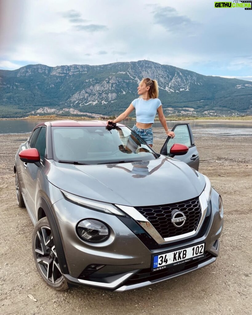 Nilay Deniz Instagram - Yeni Nissan Juke ile ilk tanışanlardan biri olduğum için çok şanslıyım🍀 Yeni yol arkadaşımın cesur tasarımına bayıldım🩶 Merhaba @nissanturkiye #YeniJuke #Jukelandın #YouveBeenJUKED #Nissan #işbirliği