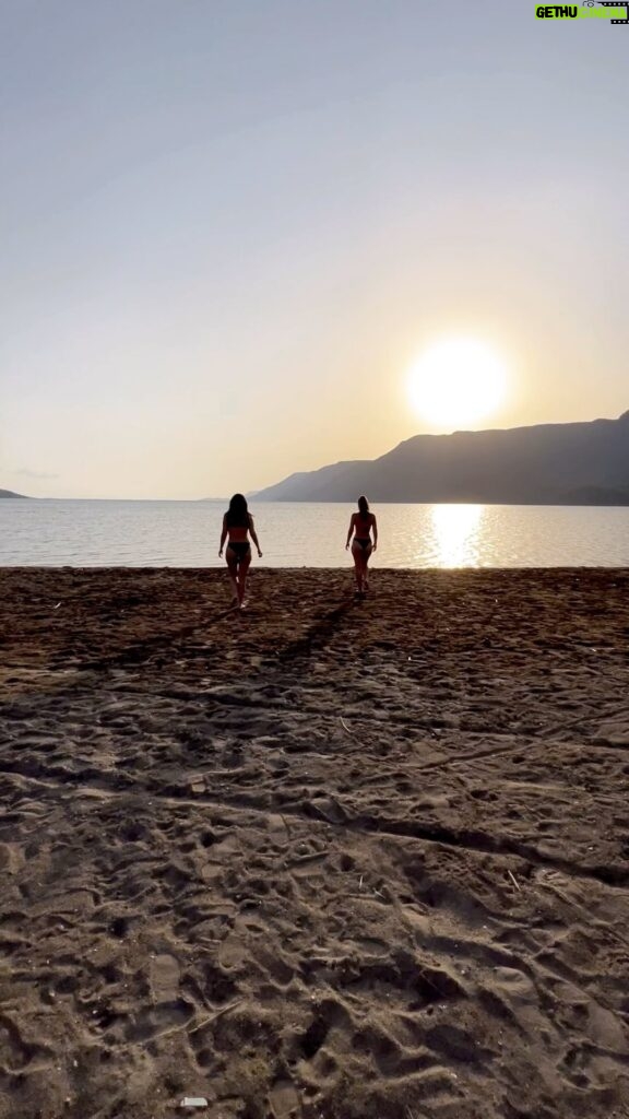 Nilay Deniz Instagram - Herkesin cennetten küçük bir anı vardır🤍