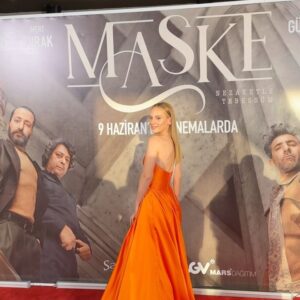 Nilay Deniz Instagram - #Maske 🩵
Harika bi heyecan🥂 

Beni geceye hazırlayan @lappartistanbul 
@buraksenerofficial 
@burcubulutcan  teşekkür ederim🧡
Elbise’ @carmen.com.tr 🧡
