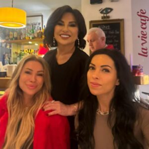 Nilgün Belgün Instagram - Çekirdek Aile♥️💜💙🧡💚😍😻
Hepimiz birlikte büyüyoruz🧿
@oylumsecin @mervegencerstudio 
@derindemiralp Maya 
Pati ,Şeri😻😻