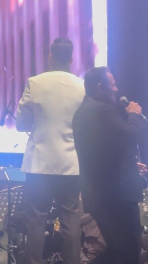 Nilgün Belgün Instagram - Yine İzmirde sevgili Murat Karahan’nın  muhteşem sesiyle geçen muhteşem  bir an♥️😍🧿
@tenormuratkarahan