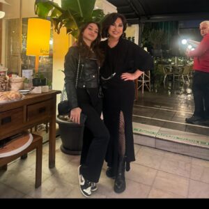 Nilgün Belgün Instagram - Çekirdek Aile♥️💜💙🧡💚😍😻
Hepimiz birlikte büyüyoruz🧿
@oylumsecin @mervegencerstudio 
@derindemiralp Maya 
Pati ,Şeri😻😻