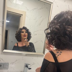 Nilgün Belgün Instagram - Tiyatro kulis ışıklarına banyo ışıkları bin basar nedense👌💫Bir türlü kulis aynalarının ışıkları istediğimiz gibi olmaz…
Aşk ve Komedi
Gösteri