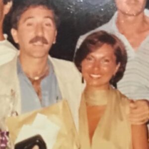 Nilgün Belgün Instagram - Ali Poyrazoğlu, Müjdat Gezen ve Metin Serezli ile yıllarca partner olup aynı sahneyi paylaştık.Hepsinden öyle çok şey öğrendim ki çok şanslıydım🍀
Leonard Cohen’i ve çok sevdiğim bu şarkısını 80 li yılların sonlarında  ilk Ali’nin Bodrumdaki evinde misafir kalırken dinlemiştim.Benle  kahvaltı ederken hep bu şarkıyı çalardı😍
Ali Poyrazoğlu
Levent Kırca🌹
Oya Başar
Metin Serezli🌹
Müjdat Gezen