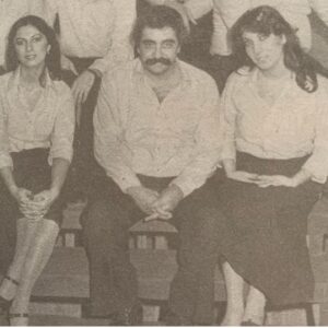 Nilgün Belgün Instagram - Ali Poyrazoğlu, Müjdat Gezen ve Metin Serezli ile yıllarca partner olup aynı sahneyi paylaştık.Hepsinden öyle çok şey öğrendim ki çok şanslıydım🍀
Leonard Cohen’i ve çok sevdiğim bu şarkısını 80 li yılların sonlarında  ilk Ali’nin Bodrumdaki evinde misafir kalırken dinlemiştim.Benle  kahvaltı ederken hep bu şarkıyı çalardı😍
Ali Poyrazoğlu
Levent Kırca🌹
Oya Başar
Metin Serezli🌹
Müjdat Gezen