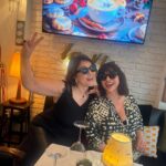 Nilgün Belgün Instagram - İstanbula gelir gelmez Teşvikiye’deki en sevdiğim mekana geldik.Büyükadalı can arkadaşım @yamanvuran ın @laviecafeistanbul 🫶🏻🫶🏻🫶🏻 @secilnautilus İstanbulda bayramı geçirmeye bayılırım💙Sanki tamamen bana aitmiş gibi sessiz,sakin ,derin ve cazibeli🥰🥰🤩