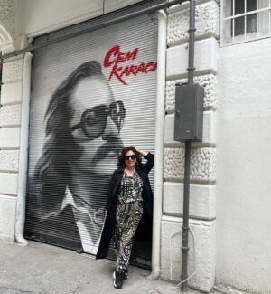 Nilgün Belgün Instagram - Bugün Karaköy Perşembe Pazarı turunda Cem Karaca ile karşılaştım🤩
Lise yıllarımda karşı komşumuzdu .Müziğine hep hayran olduğum sevgili Cem Karaca♥️