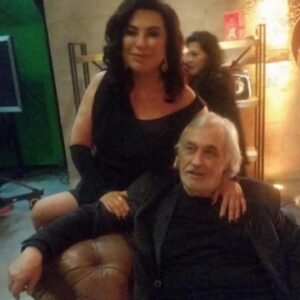 Nilgün Belgün Instagram - Ali Poyrazoğlu, Müjdat Gezen ve Metin Serezli ile yıllarca partner olup aynı sahneyi paylaştık.Hepsinden öyle çok şey öğrendim ki çok şanslıydım🍀
Leonard Cohen’i ve çok sevdiğim bu şarkısını 80 li yılların sonlarında  ilk Ali’nin Bodrumdaki evinde misafir kalırken dinlemiştim.Benle  kahvaltı ederken hep bu şarkıyı çalardı😍
Ali Poyrazoğlu
Levent Kırca🌹
Oya Başar
Metin Serezli🌹
Müjdat Gezen